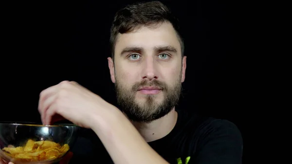 Hombre Con Barba Sostiene Tazón Papas Fritas Sus Manos Come —  Fotos de Stock