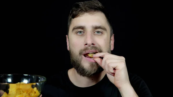 Ein Mann Mit Bart Hält Eine Schüssel Chips Der Hand — Stockfoto