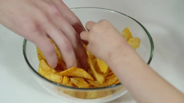 Veel Handen Nemen Chips Uit Beker Tafel — Stockfoto