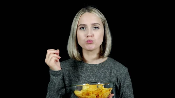Frau Hält Eine Schüssel Chips Der Hand Und Isst — Stockfoto