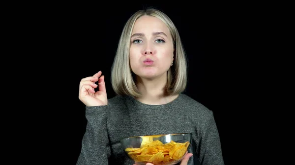 Vrouw Met Een Kom Chips Haar Handen Het Eten Van — Stockfoto