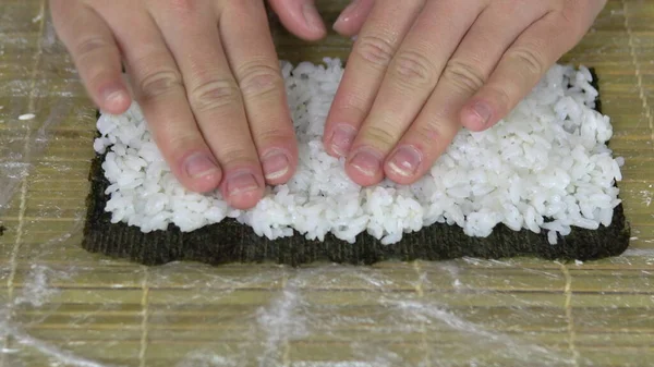 Kvinna Pressar Ris Ett Nori Löv Matlagning Sushi Hemma Närbild — Stockfoto