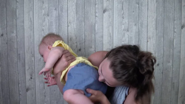 Mãe Segura Bebé Cheira Fralda Bebê Cheira Mal — Fotografia de Stock