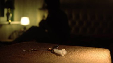 Bağımlı, dozu uyguladıktan sonra yatağa oturur ve 4K ile ağır bir şekilde enjekte edilir.