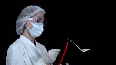 Doktor bir iş defteri açar, sayfaları karıştırır ve 4K girişini arar.