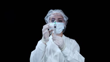 Doktor elinde bir şırınga tutuyor ve 4 km hava salıyor.