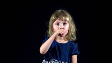 Siyah arka plan 4k 'de boğaz ağrısı olan bir kız.