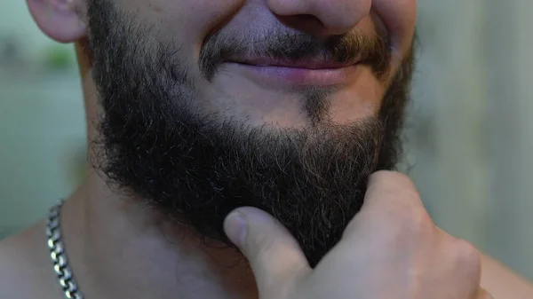 Uomo Con Barba Folta Una Mano Accarezzando Barba — Foto Stock