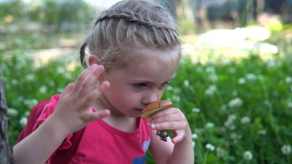 畑の中の少女 女の子はキノコを嗅ぐ — ストック写真