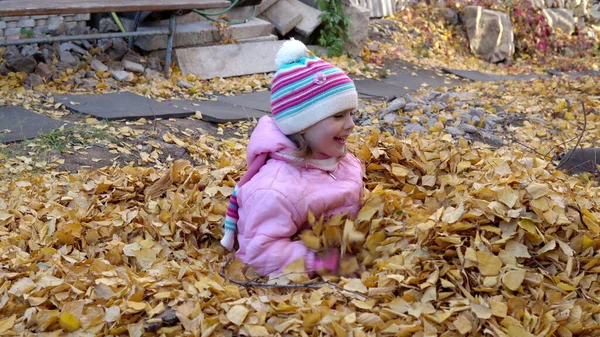 Het Meisje Zit Half Een Stapel Gevallen Bladeren Herfst Russische — Stockfoto