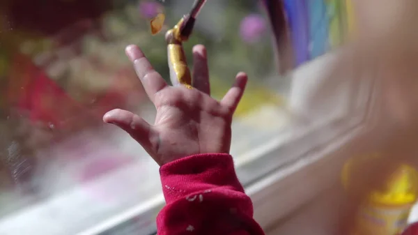 Ein Kind Bemalt Seine Handfläche Mit Gelber Farbe — Stockfoto