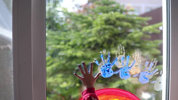 Kind Hinterlässt Handabdruck Mit Farbe Fenster — Stockfoto
