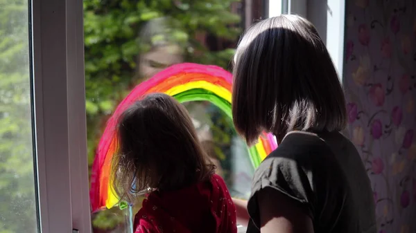 Mutter Und Tochter Malen Einen Regenbogen Auf Das Fenster — Stockfoto