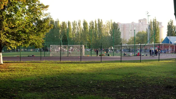 Campo Futebol Com Pista Corrida Pessoas Parque Infantil Vão Para — Fotografia de Stock