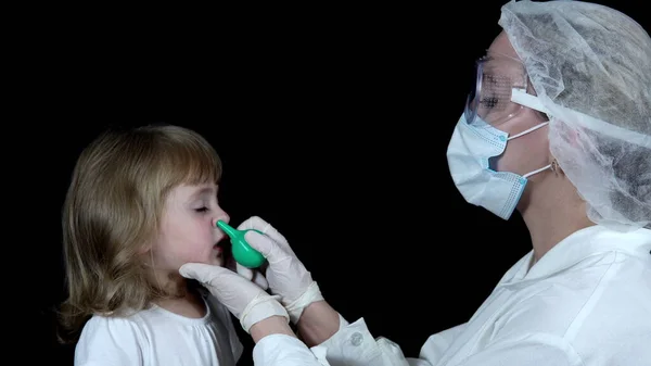 Der Kinderarzt Pumpt Dem Kind Eine Luftpumpe Die Nase Prävention — Stockfoto