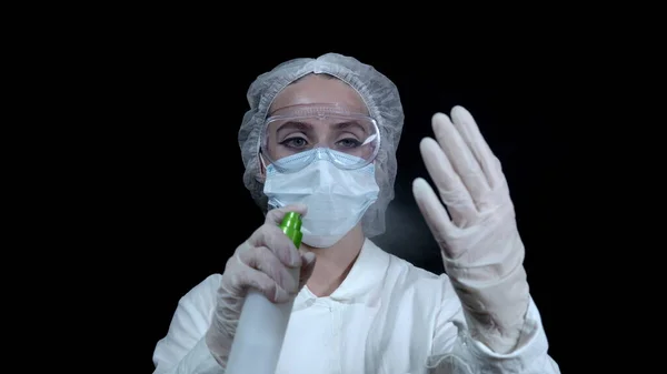 Läkaren Sprayar Desinfektionsmedel Från Sprayen Händerna Medicinsk Handske — Stockfoto