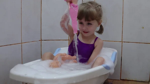 Das Mädchen Badet Einer Babywanne Und Badet Puppen — Stockfoto