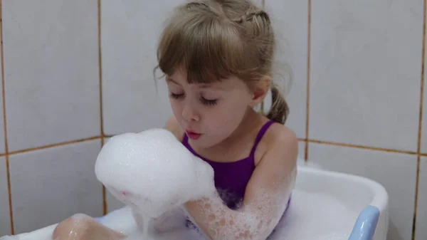 Ein Mädchen Badet Einer Babywanne Und Bläst Sich Den Schaum — Stockfoto