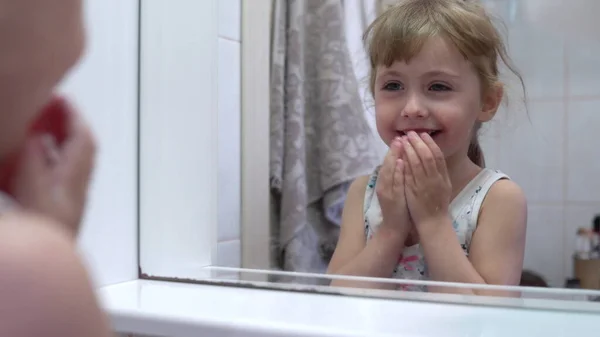 Mädchen Wäscht Ihr Gesicht Vor Dem Spiegel Badezimmer — Stockfoto