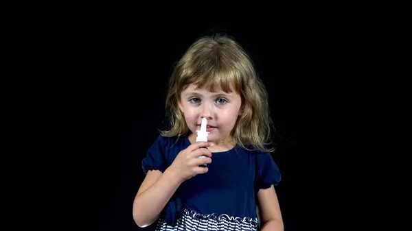 Ein Mädchen Mit Stickiger Nase Spritzt Auf Schwarzem Hintergrund Spray — Stockfoto