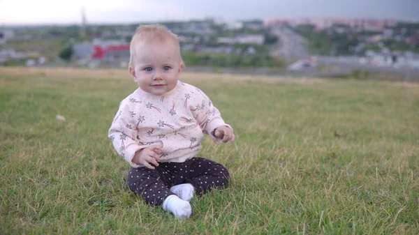 屋外の子供 芝生の上をクロール — ストック写真