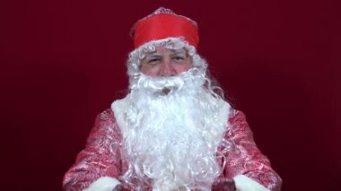 Rus Noel Baba 'sı elinde bir Noel hediyesi tutuyor ve onu sunmaya çağırıyor.