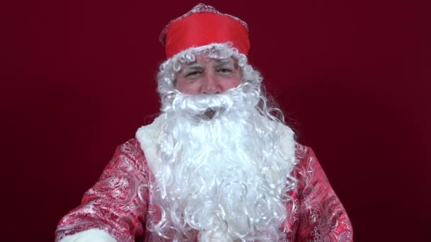 Rus Noel Baba 'sı elinde bir Noel hediyesi tutuyor ve onu sunmaya çağırıyor. — Stok video