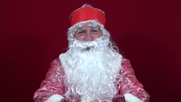 Der russische Weihnachtsmann hält ein Weihnachtsgeschenk in der Hand und ruft ihn an, um es zu überreichen — Stockvideo