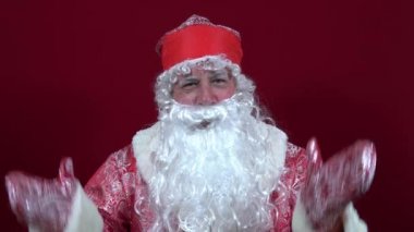 Rusya Noel Baba 'sı kırmızı arka planda hediyesiz ellerini açıp omuzlarını silkti.