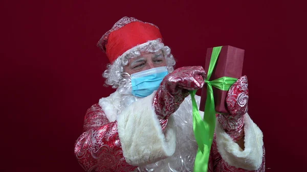 Russian Santa Claus Medical Mask Holds Christmas Present His Hand — Stock Photo, Image