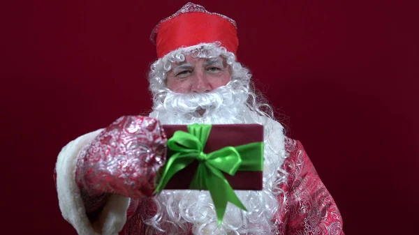 Русский Санта Клаус Держит Руке Рождественский Подарок Призывает Представить — стоковое фото