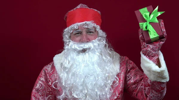 Russe Santa Claus Tient Cadeau Noël Dans Main Secoue Pour — Photo