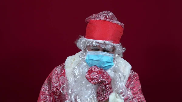 Rus Noel Baba Kırmızı Arka Planda Tıbbi Bir Maske Takmış — Stok fotoğraf