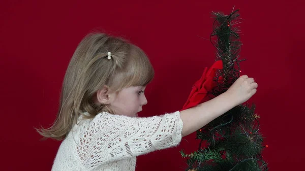 Une Fille Dans Une Robe Élégante Sur Fond Rouge Décore — Photo