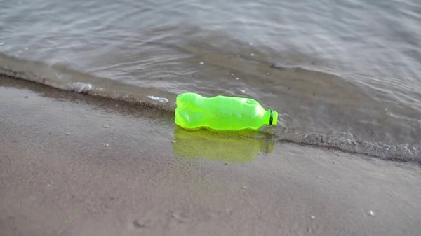 Lixo Forma Uma Garrafa Plástico Flutua Rio Lago Close Poluição — Fotografia de Stock