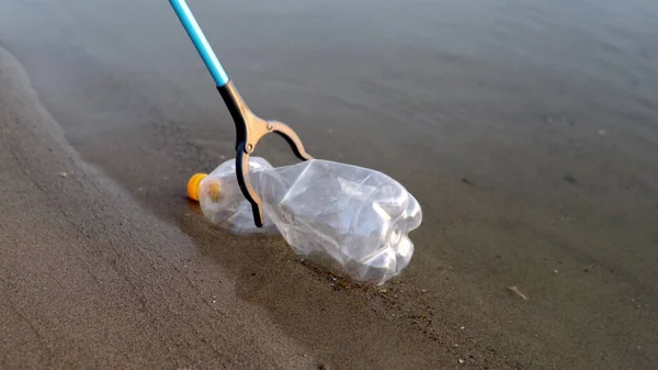 Voluntário Remove Lixo Garrafa Plástico Rio Lago Usando Close Uma — Fotografia de Stock