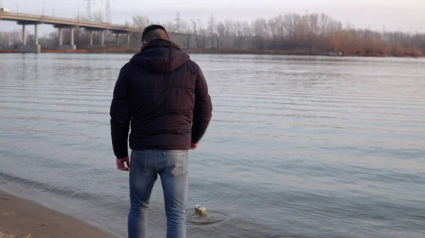 Ceketli Bir Adam Nehir Kıyısında Duruyor Bir Içki Içiyor Bir — Stok fotoğraf