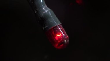 Noel ağacı çelenginden yanıp sönen ampul yakın plan büyütülmüş.