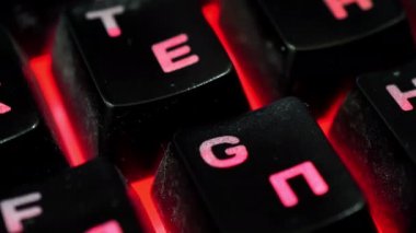 Çoklu arka plan klavye tuşları yakın plan loş