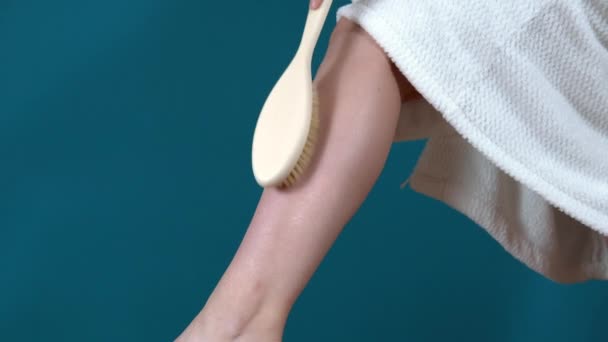 Primer plano de las piernas de una joven haciendo masaje con un cepillo especial. — Vídeos de Stock