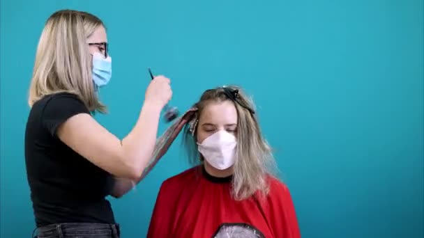 Zeitraffer-Video. Eine Stylistin führt eine Haarfärbung für eine Frau durch. Beschleunigtes Schießen — Stockvideo