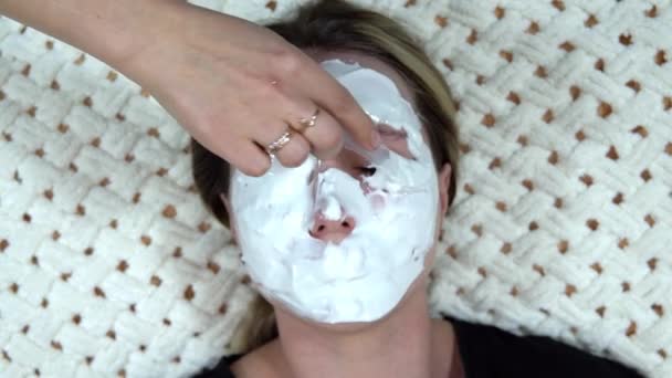 Beyaz aljinat maskesi cildini tazelemek için bir kadına uygulanır.. — Stok video
