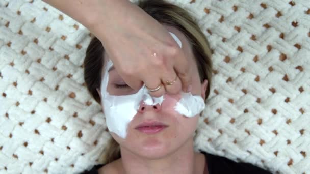 여성이 피부를 젊게 하기 위해 흰 탈수소 마스크를 사용하는 모습. — 비디오