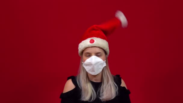 Woman in medical mask singing and dancing along with a dancing christmas live hat on her head — Stock Video