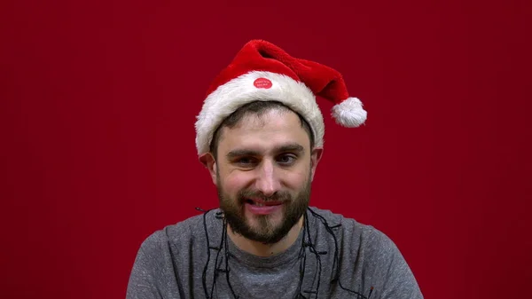 Hombre Está Sentado Sombrero Navidad Baila Sobre Cabeza Ayudante Barbudo — Foto de Stock