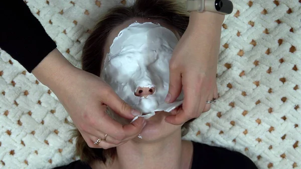 Beyaz Aljinat Bir Yüz Maskesi Bir Kadının Cildini Tazelemesi Için — Stok fotoğraf