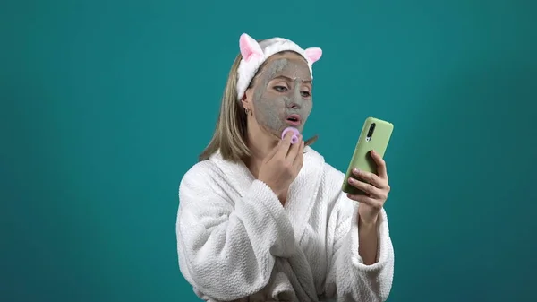 Een Vrouw Een Witte Badjas Een Masker Van Koolzuurhoudende Klei — Stockfoto