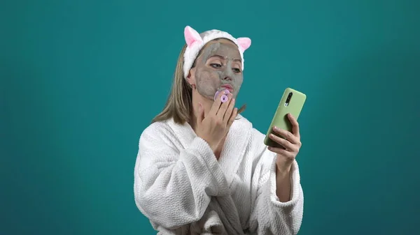 Een Vrouw Een Witte Badjas Een Masker Van Koolzuurhoudende Klei — Stockfoto