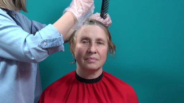 造型师用特殊的刷子染女人的头发 家中染发4K — 图库照片