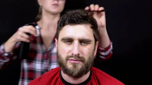 Mężczyzna Fryzjer Spraye Spray Jego Głowę Styl Włosy Czarnym Tle — Zdjęcie stockowe
